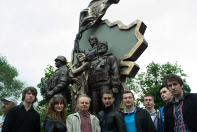 Фото студентов кафедры СИ на открытии памятника "Они стояли за родину"