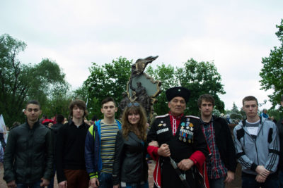 Фото студентов кафедры СИ на открытии памятника "Они стояли за родину"